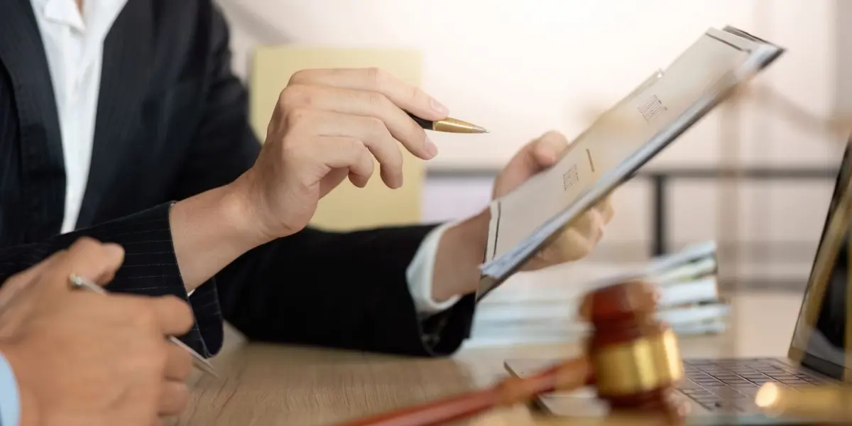 Paralegal vs Outsourcing: Which is Right for Law Firms